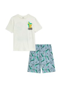 Kinderpyjama's met een wit katoenen T-shirt met een Pikachu-afbeelding en grijs-blauwe shorts met verschillende Pikachu-patronen en tekst.