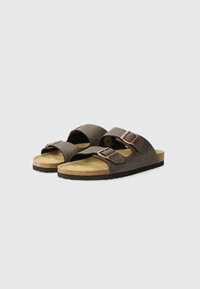 Brune lær sandaler med to justerbare stropper, korkfotseng og strukturert svart gummisåle. Designet for komfort og enkel bruk.