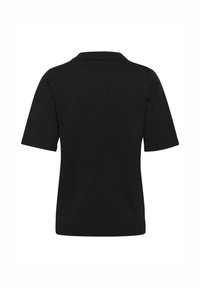 Polo de manga corta negro, con una textura de punto suave, cuello y puños acanalados, con un diseño limpio y minimalista y sin adornos adicionales.