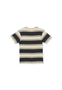 Kortærmet t-shirt med et stribet mønster i creme og mørke farver, med geometriske designs og kontrasterende ensfarvede ærmer.