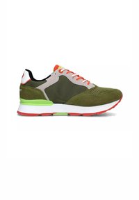 Scarpa da atletica verde e beige con materiale in rete e suede, lacci arancioni, intersuola bianca, suola rossa e accentuazione nera sul tallone.