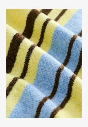 Tissu rayé présentant des lignes alternées jaunes, bleu clair et marron foncé. Tissu doux et texturé avec une apparence confortable.
