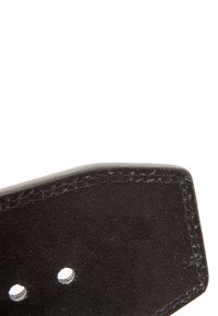 Schwarzes Lederarmband mit strukturierten Oberflächen, das zwei Löcher und kontrastierende Nähte entlang der Kante aufweist. Das Ende ist schräg zugeschnitten.