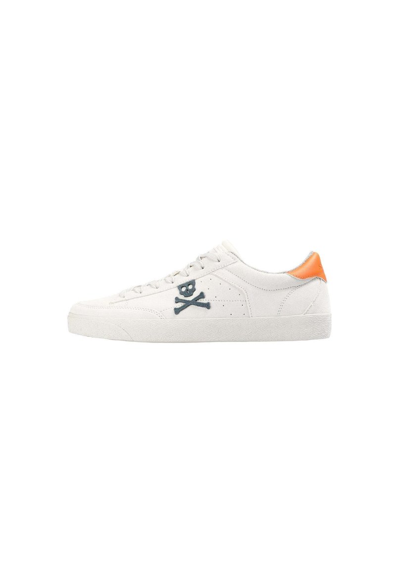 Weiße Sneaker mit strukturiertem Obermaterial, blauer gestickter Totenkopf- und Kreuzbones-Design und einem orangefarbenen Akzent an der Ferse. Flache Gummisohle.