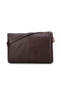 Brązowa skórzana kopertówka o teksturowanej powierzchni, z zamkiem błyskawicznym i odczepianym paskiem na ramię. Lekko prostokątny kształt z minimalistycznym designem.