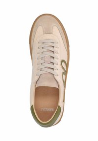 Lichtbeige sneaker met groene accenten, gemaakt van leer en suede, ronde neus, gevoerde kraag en platte veters. Geprofileerde rubberen zool.