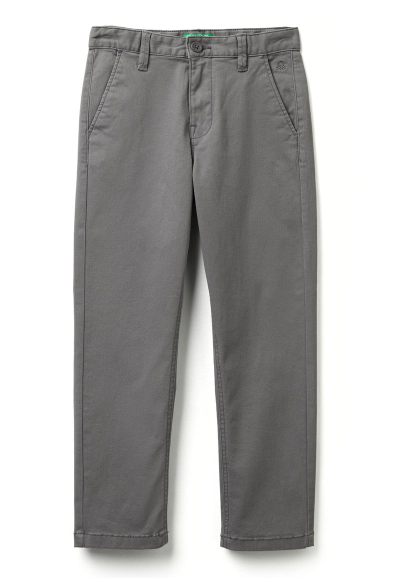 Pantalones de algodón de sarga gris con corte recto, que cuentan con bolsillos laterales, cierre de botón y costuras en contraste en el dobladillo.