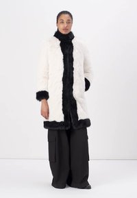 TWINSET Vinterfrakke - neve/nero