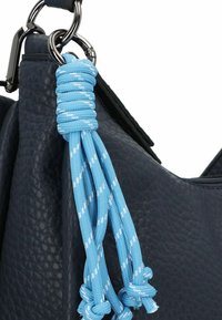Marineblauwe leren tas met textuur, voorzien van een blauw-witte gevlochten trekkoordtassel, zilveren hardware en een ritssluiting.