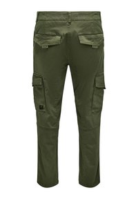 Olivgrüne Cargo-Hosen mit schmal zulaufendem Schnitt, mehreren Taschen und verstärkten Nähten. Hergestellt aus robustem Baumwollmix-Material.
