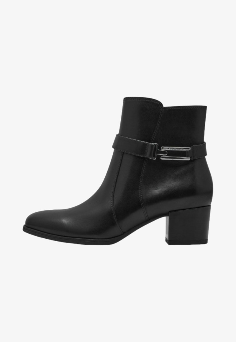Bottines en cuir noir avec un talon block moyen, dotées d'une boucle sur le côté et d'une texture lisse, conçues pour un look élégant.