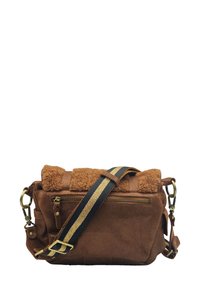 Sac en suede marron avec un dessus en fourrure, hardware doré et une bandoulière noire avec des rayures dorées. Contient une poche zippée à l'avant.