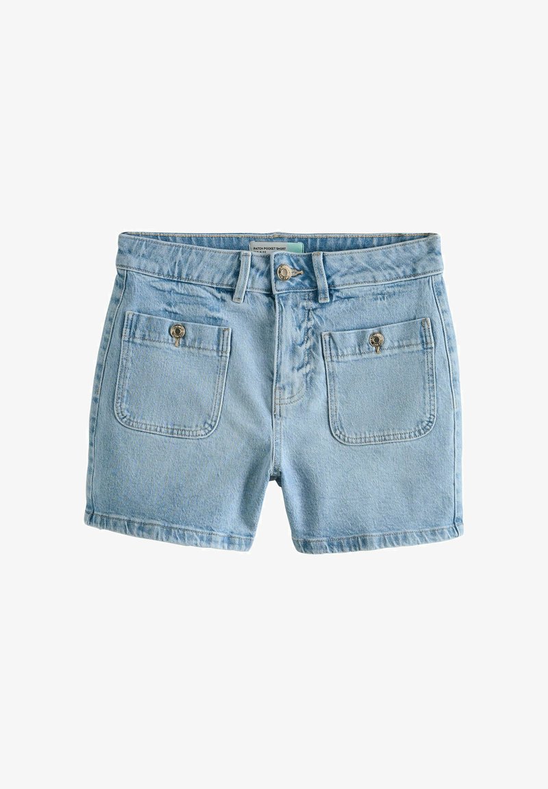 Short en denim bleu clair avec deux poches plaquées avant sécurisées par des boutons métalliques et des passants pour ceinture à la taille.