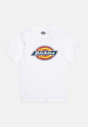 T-shirt en coton blanc à logo circulaire rouge et jaune avec "Dickies" en lettres bleues au centre. Manches courtes, col rond.