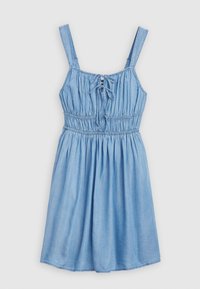 Μπλε τζιν φόρεμα με ρυθμιζόμενους ώμους, μαζεμένο μπούστο και ρέουσα φούστα. Περιέχει μια ζώνη μπροστά και είναι φτιαγμένο από μαλακό, υφασμάτινο υλικό.