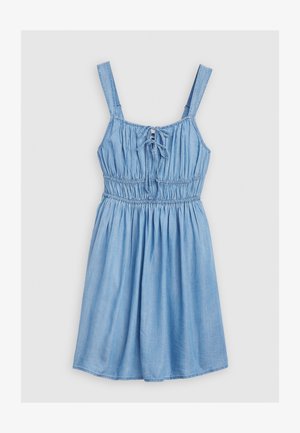 Plava traper haljina s podešivim trakama, nabranim korzetom i lepršavom suknjom. Ima vezivanje sprijeda i mekan, teksturiran materijal.