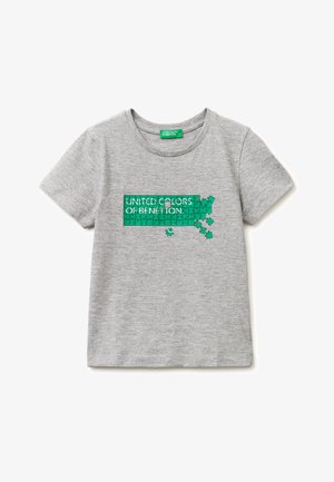 T-shirt a maniche corte color grigio chiaro con un disegno di un puzzle verde sul petto, pezzi mancanti e testo "United Colors of Benetton".
