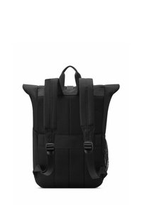 Zaino nero con un design strutturato, realizzato in tessuto resistente, dotato di spallacci imbottiti, inserti in rete e maniglia superiore.