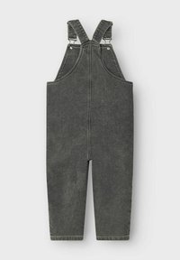 Salopette en denim gris foncé avec bretelles ajustables, grande poche avant et coupe droite. Présente des coutures détaillées et des accents en métal.