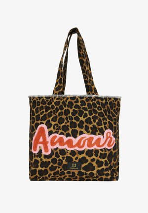 Tote bag met bruin en zwart luipaardprint, roze en oranje "Amour" tekst aan de voorkant, en twee schouderhengsels.