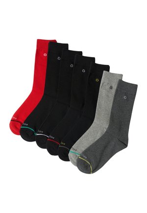 Siete pares de calcetines para tripulación en rojo, negro, gris claro y gris oscuro, cada uno con un pequeño logo circular cerca de la parte superior.