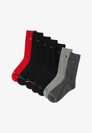 Sedam pari čarapa za posadu u crvenoj, crnoj, svijetlosivoj i tamnosivoj boji, od kojih svaka ima mali okrugli logotip blizu vrha.