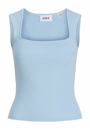 Svijetloplavi prsluk od rebraste pletene tkanine s širokim kvadratnim izrezom, uskim krojem i markiranom naljepnicom "JJXX" unutar ovratnika.