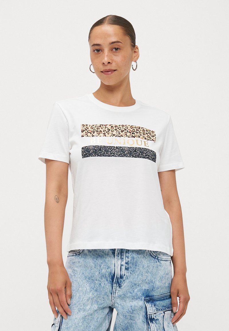 T-shirt en coton blanc avec des accents dorés et imprimé léopard, portant le texte "SOIS UNIQUe" au centre, à manches courtes et coupe décontractée.