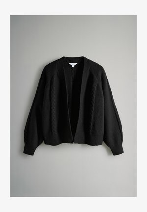 Czarny dziergany kardigan z warkoczowymi wzorami na rękawach i przodzie, otwarty z przodu, z prążkowanymi mankietami i pasem.