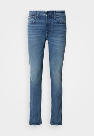 Ljusblå denimjeans med rak ben-design, som har fem fickor, synlig sömnad samt en knapp- och dragkedjestängning.