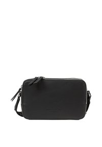 Schwarze Leder-Crossbody-Tasche mit glatter Textur, Reißverschlussverschluss, doppelten Reißverschluss-Anhängern und Marc O'Polo-Prägung auf der Vorderseite.