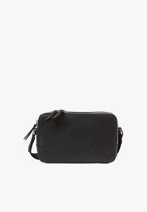 Zwarte leren crossbody tas met een gladde textuur, ritsluiting, dubbele ritstrekkers en Marc O'Polo branding in reliëf op de voorkant.