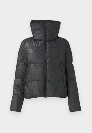 Giacca puffer nera con superficie testurizzata, cappuccio prominente, chiusura a zip e tasche laterali. Presenta una finitura lucida e riflettente.