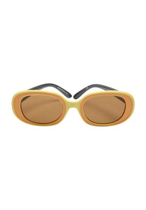 Żółte prostokątne okulary przeciwsłoneczne z brązowymi przyciemnianymi soczewkami i czarnymi zakrzywionymi zausznikami.