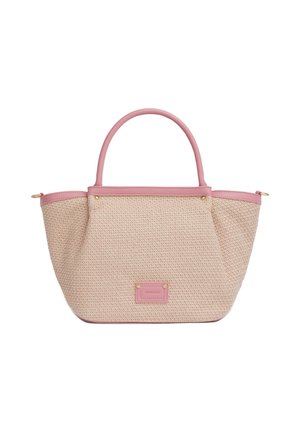 Borsa tote beige intrecciata con manici, rifiniture e fondo in pelle rosa, con una piccola etichetta rettangolare rosa sul davanti.