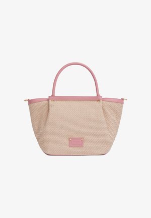 Borsa tote beige intrecciata con manici, rifiniture e fondo in pelle rosa, con una piccola etichetta rettangolare rosa sul davanti.