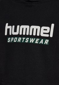 Sort sweatshirt med "hummel" i fed, hvid skrift og "SPORTSWEAR" i grønt nedenunder, lavet af et blødt, struktureret stof.