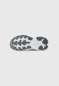 Sport-Schuhsohle mit einem strapazierfähigen schwarzen Gummi-Profil, weißer Zwischensohle mit strukturierten Mustern und Flexrillen für Halt und Flexibilität.