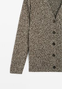 Brązowy i kremowy sweter z dzianiny w luźnym splocie, z dekoltem w serek, guzikami z przodu oraz długimi rękawami, charakteryzujący się teksturowanym wzorem na całej powierzchni.