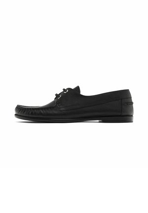 Schwarzer Mokassin-Schuh aus Leder mit strukturierter Oberfläche, runder Spitze und zwei Schnürsenkeln. Flache Gummisohle mit Ziernähten.