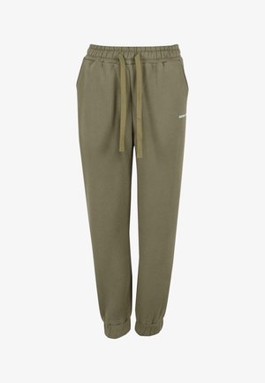 Olive green joggery z elastycznym pasem, sznurkami, bocznymi kieszeniami, ściągaczami na kostkach oraz małym białym logo na lewym udzie.