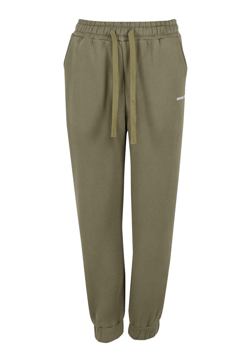 Oliven grønne joggingbukser med elastisk talje, snoretræk, sidelommer, afsluttede ankler og lille hvidt logo på venstre lår.