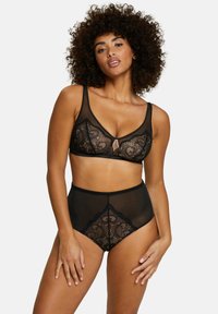 Zwart lingeriesetje met sheer materiaal en bloemenkant details. De bh heeft een V-vormige halslijn en de high-waisted onderkant is voorzien van kantaccenten.