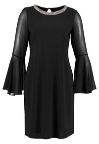 Robe noire avec des manches cloche transparentes et un col rond orné d'un bord perlé et d'une ouverture en forme de cœur au dos.