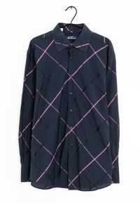 Camicia a maniche lunghe di colore navy con motivo a scacchi diagonale rosa, chiusura con bottoni sul davanti e colletto. Il tessuto sembra liscio con una finitura leggermente lucida.
