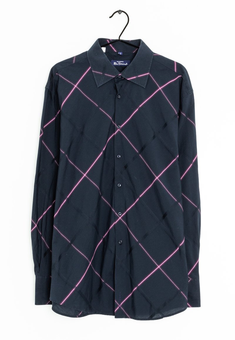 Laivaston sininen pitkähihainen paita, jossa on vaaleanpunainen viistokuvio, napitettava etuosa ja kaulus. Kangas näyttää sileältä ja hieman kiiltävältä.