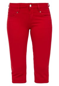 Punain lyhyet farkkushortsit, joissa on istuva muotoilu. Shortsseissa on edessä nappikiinnitys, kaksi etupocketia ja sileä pinta.