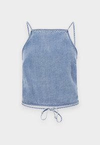 Svijetloplavi traper crop top s tankim naramenicama, opuštenog kroja i donjim rubom s vezicom. Ima kontrastne šavove uz rubove.