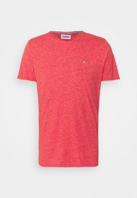 Camiseta de manga corta de cuello redondo de Tommy Jeans en color rojo jaspeado con pequeño parche de logo en el lado izquierdo del pecho.