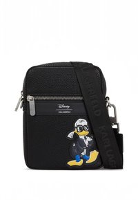Mala crossbody preta texturada com bolso frontal com fecho, logos da Disney e Karl Lagerfeld, com um patch do Donald Duck vestido como Karl Lagerfeld.